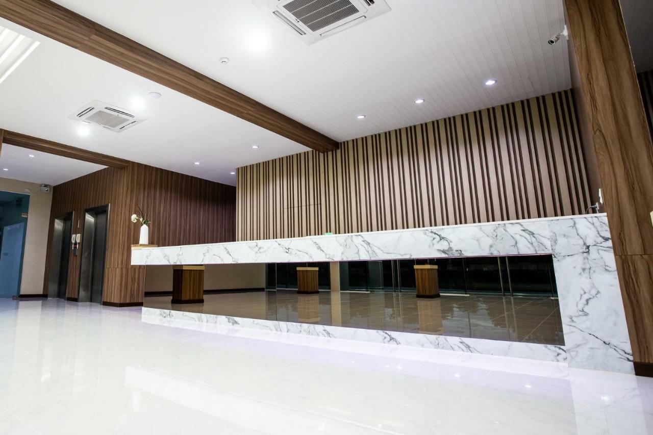 O2 Hotel Lop Buri Екстериор снимка