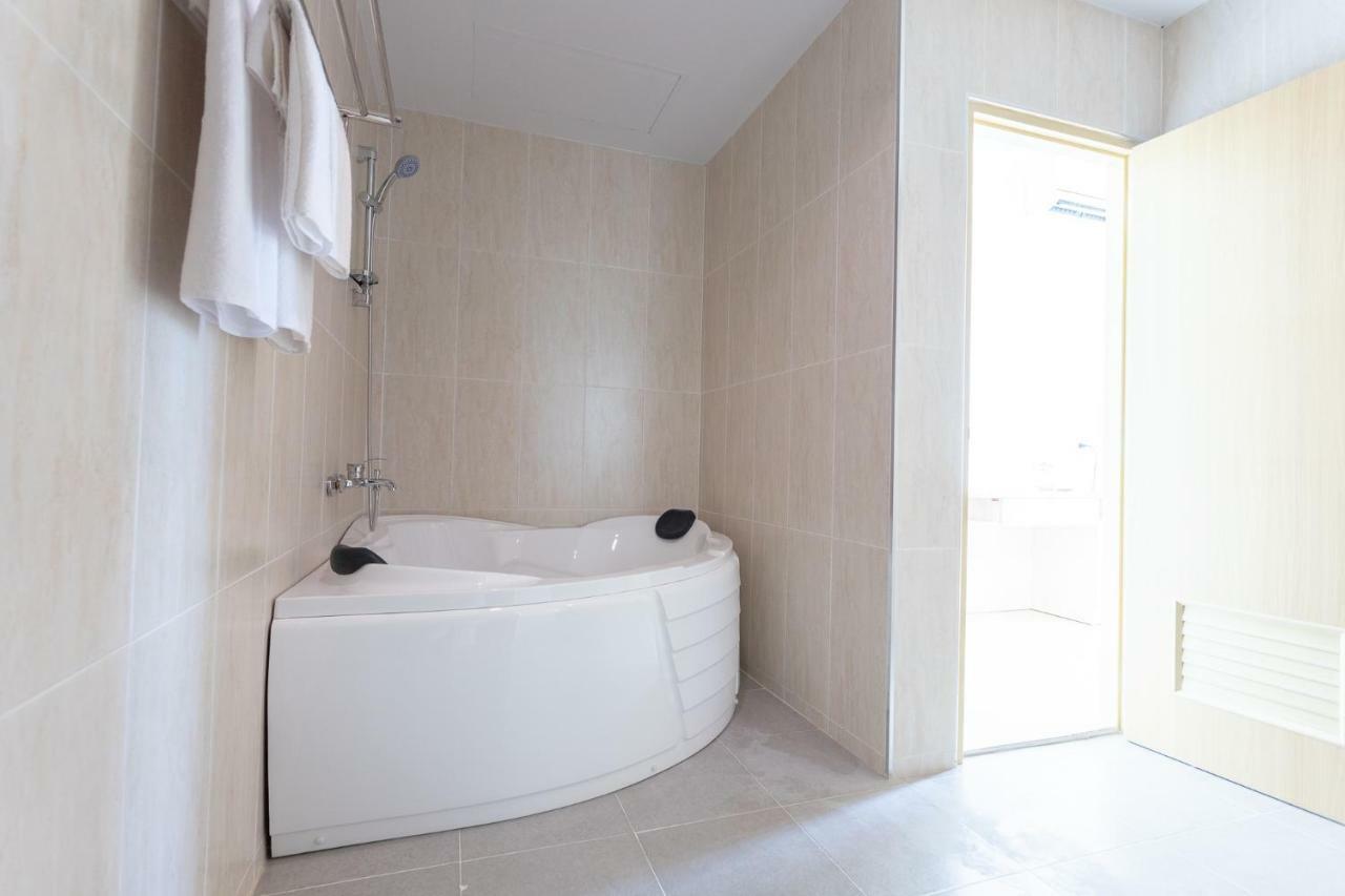 O2 Hotel Lop Buri Екстериор снимка