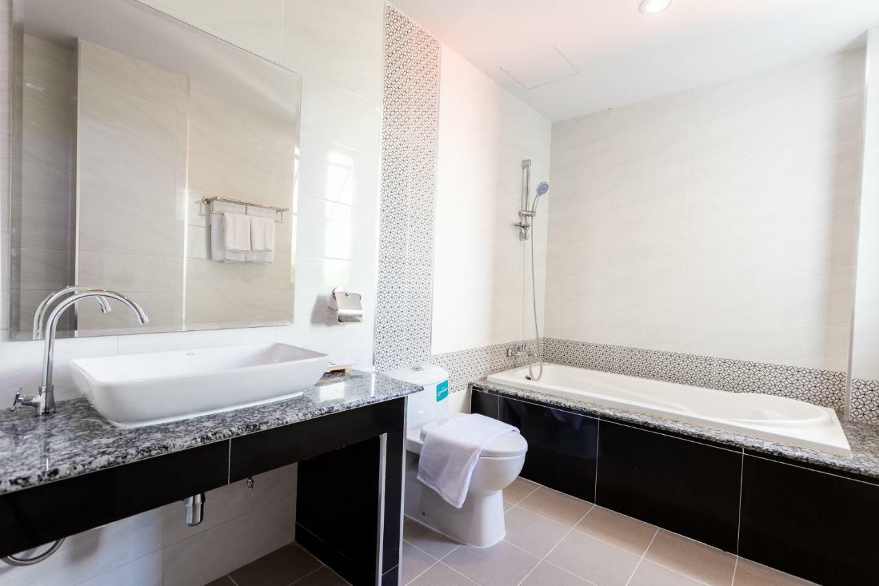 O2 Hotel Lop Buri Екстериор снимка